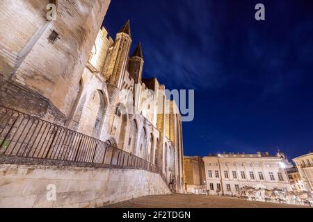 Nachtansicht des zentralen Platzes vor dem Palast Der Päpste in der Stadt Avignon Stockfoto