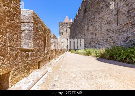 Breite befestigte Wände mit Gehwegen und Bögen der mittelalterlichen Burg Der Stadt Carcassonne Stockfoto