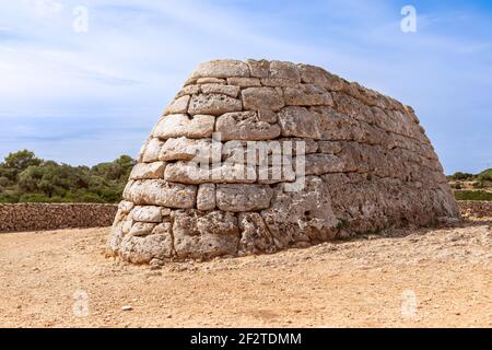 Blick auf La Naveta des Tudons - die berühmteste der megalithischen Stätten Menorcas. Stockfoto