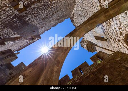 Befestigte Bögen, die die Burgmauern in der Stadt Carcassonne verbinden Stockfoto