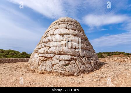 Blick auf La Naveta des Tudons - die berühmteste der megalithischen Stätten Menorcas. Stockfoto