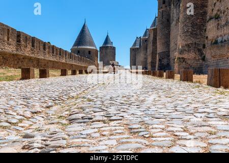 Alte gepflasterte Steinstraße in der mittelalterlichen Burg von Carcassonne Stadt Stockfoto