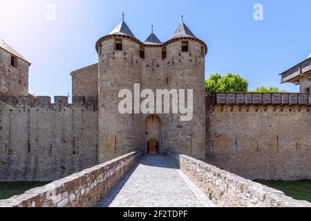 Der Haupteingang von der Burgbrücke in die Stadt Carcassonne Stockfoto