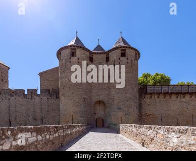 Der Haupteingang von der Burgbrücke ins Mittelalter Stadt Carcassonne Stockfoto