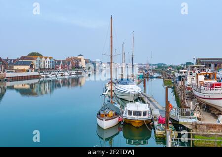 Boote und Yachten liegen am Fluss Arun bei Abendlicht in Littlehampton, West Sussex, England, UK. Stockfoto