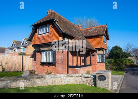 Denkmalgeschützte Lodge der Klasse II, 2 Stockwerke mit roten Ziegelwänden auf dem Gelände des Rustington House in Worthing Road, Rustington, West Sussex, Großbritannien. Stockfoto