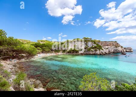 Panoramablick auf den schönsten Strand Cala Macarella von Menorca Insel, Balearen, Spanien Stockfoto