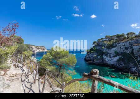 Blick auf die schönste Bucht Cala Macarella mit klarem smaragdgrünen Wasser der Insel Menorca, Balearen, Spanien Stockfoto