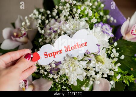 Handgemachte Muttertag Grußkarte mit schönen bunten Blumenstrauß. Muttertag concept.declaration der Liebe in Englisch auf einer Karte umgeben von Stockfoto