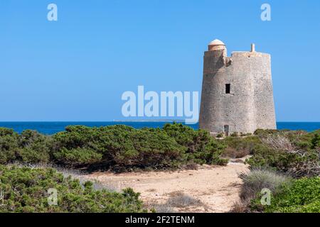 Blick auf den alten Aussichtsturm Torre De Ses Portes an der Küste der Insel Ibiza. Stockfoto