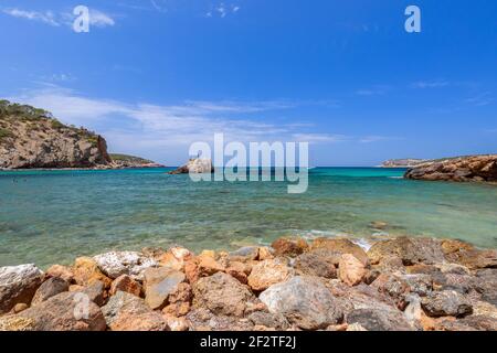 Panoramablick auf die Bucht Cala Xarraca. Ibiza, Balearen, Spanien Stockfoto