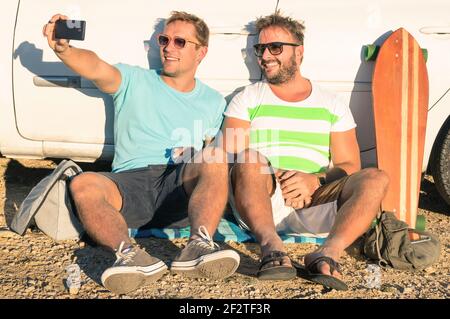 Junge Hipster beste Freunde nehmen ein Selfie neben sitzen Das Auto - Konzept der modernen Technologien gemischt mit Jahrgang Lifestyle - abenteuerliche Freunde Stockfoto