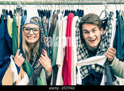 Junges Hipster-Paar verliebt auf dem wöchentlichen Stoffmarkt - Beste Freunde teilen Freizeit Spaß und Einkaufen In der Altstadt Stockfoto