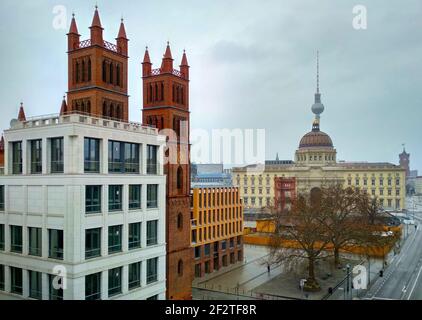 Panoramablick auf Berlin, Deutschland. Stadtbild Mitte Innenstadt mit Friedrichswerder Kirche, Berliner Schloss, Fernsehturm (Farne Stockfoto