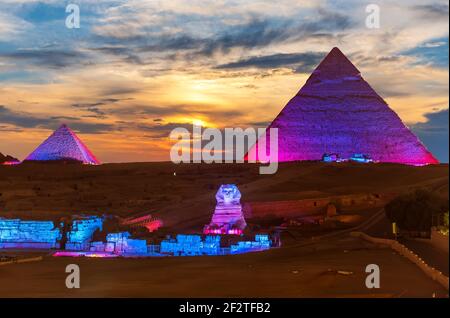 Die Großen Pyramiden von Ägypten und die Sphinx, beleuchtet in der Nacht, Gizeh Stockfoto