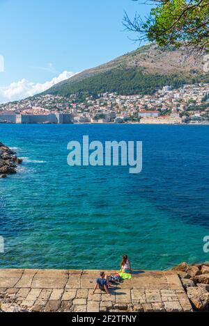 Strandblick auf Dubrovnik und Lokrum Insel in Kroatien Stockfoto