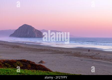 Schöner Panoramablick auf Morro Bucht und Morro Rock bei Sonnenuntergang. Kalifornien. USA Stockfoto