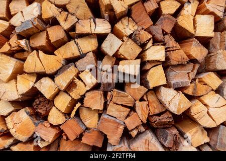 Brennholz. Gestapelte Protokolle. Vorbereitung des Brennholzes für den Winter. Stockfoto