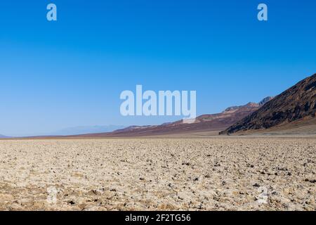 Blick auf die Becken Salzebenen, Badwater Basin, Death Valley, Inyo County, Salz Badwater Formationen im Death Valley National Park. Kalifornien, USA Stockfoto