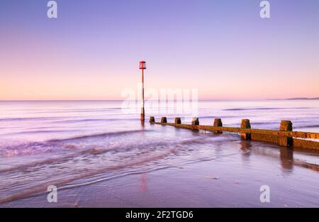 Ein Sonnenaufgang im Frühsommer bei Ebbe. Stockfoto