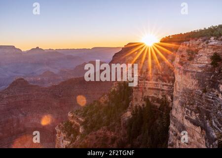 Wunderschöne Aussicht auf den Grand Canyon im Licht von Die aufgehende Sonne Stockfoto