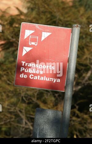 Informationschild für öffentliche Verkehrsmittel an einer Straße in der Stadt Von Calella an der Costa del Maresme bei Barcelona in Katalonien Spanien EU 2019 Stockfoto