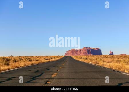 Leerer landschaftlich schöner Highway (Highway 163), der zum Monument Valley führt. Arizona, USA. Stockfoto