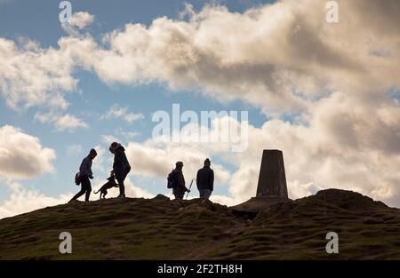 Edinburgh, Schottland, UK Wetter. 13th. März 2021. Sonnig und luftig am Blackford Hill in Edinburgh, mit einer Temperatur von 7 Grad Celsius. Im Bild: Menschen, die im Freien trainieren, um bei ihrer psychischen Gesundheit und ihrem physischen Wohlbefinden zu helfen. Quelle: Arch White/Alamy Live News. Stockfoto