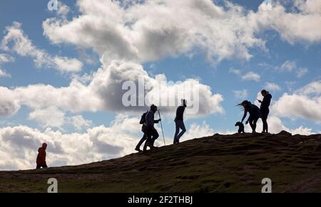 Edinburgh, Schottland, UK Wetter. 13th. März 2021. Sonnig und luftig am Blackford Hill in Edinburgh, mit einer Temperatur von 7 Grad Celsius. Im Bild: Menschen, die im Freien trainieren, um bei ihrer psychischen Gesundheit und ihrem physischen Wohlbefinden zu helfen. Quelle: Arch White/Alamy Live News. Stockfoto