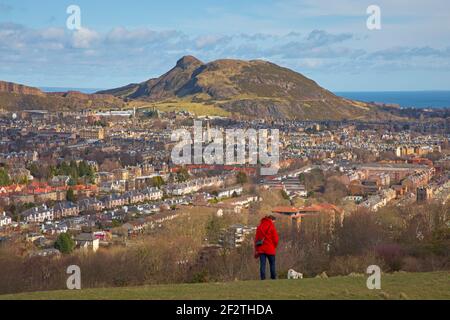 Edinburgh, Schottland, UK Wetter. 13th. März 2021. Sonnig und luftig am Blackford Hill in Edinburgh, mit einer Temperatur von 7 Grad Celsius. Im Bild: Menschen, die im Freien trainieren, um bei ihrer psychischen Gesundheit und ihrem physischen Wohlbefinden zu helfen. Quelle: Arch White/Alamy Live News. Stockfoto