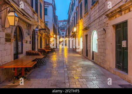 Nachtansicht einer schmalen Straße im historischen Zentrum von Dubrovnik, Kroatien Stockfoto