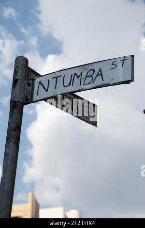 Johannesburg, Südafrika. März 2021, 12th. Studenten benennen Straße nach Mthokozisi Ntumba um, der von der Polizei während der Studentendemonstrationen erschossen wurde.Studenten protestieren gegen die Weigerung der Wits Universität, Studenten mit Rückständen von Studiengebühren anzumelden. (Foto: Thabo Jaiyesimi/SOPA Images/Sipa USA) Quelle: SIPA USA/Alamy Live News Stockfoto