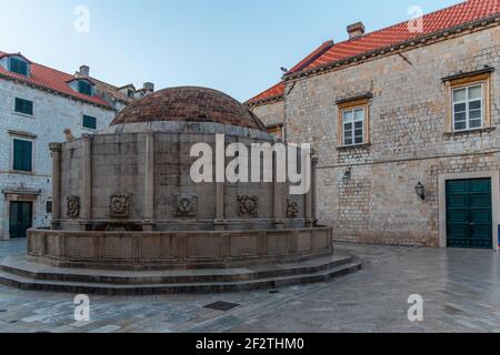 Sonnenaufgang Blick auf den großen Brunnen von Onofrio in Dubrovnik, Kroatien Stockfoto