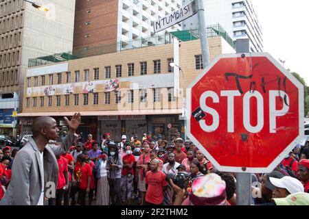 Johannesburg, Südafrika. März 2021, 12th. Protestierende zollen Mthokozisi Ntumba Tribut, der von der Polizei während der Studentendemonstrationen erschossen wurde.Studenten protestieren gegen die Weigerung der Universität Wits, Studenten mit Nachträgen von Studiengebühren zu registrieren. (Foto: Thabo Jaiyesimi/SOPA Images/Sipa USA) Quelle: SIPA USA/Alamy Live News Stockfoto