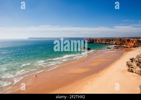 Praia do Tonel und Cap Saint Vincent, in der Nähe von Sagres, in der Algarve, Portugal. Stockfoto