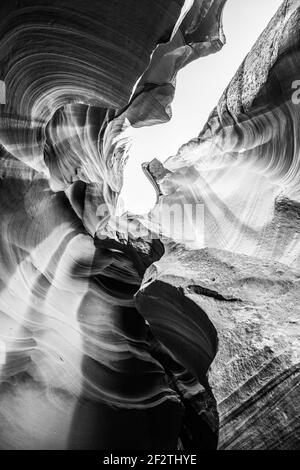 Wunderschöne Aussicht auf erstaunliche Sandsteinformationen im berühmten Antelope Canyon an einem sonnigen Tag in der Nähe der Stadt Page. Arizona, USA (Schwarzweiß-Foto) Stockfoto