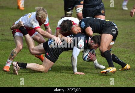 Alex Cuthbert von Exeter Chiefs (Mitte) in Aktion während des Spiels der Gallagher Premiership in Sandy Park, Exeter. Stockfoto