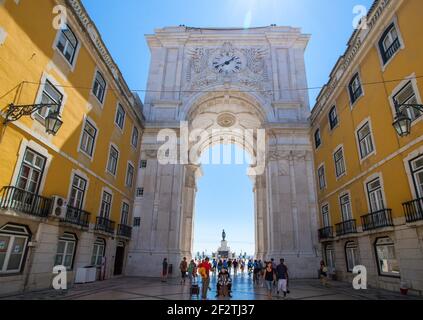 Rua Augusta, eine der Hauptfußgängerzonen und Einkaufsstraßen Lissabons, berühmt für ihren Triumphbogen, der sich zum Comercio-Platz öffnet - Portugal. Stockfoto