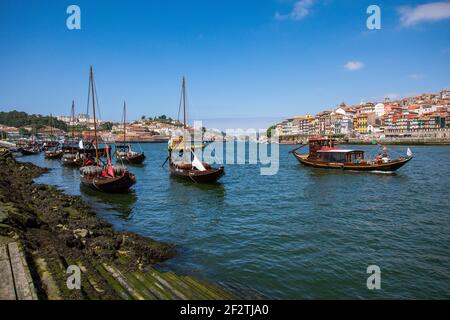 Traditionelle Portoweinkähne auf dem Fluss Douro in der historischen Stadt Porto, Portugal. Stockfoto