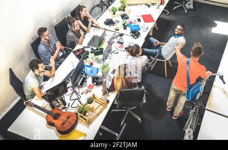 Mitarbeiter Arbeitnehmer Gruppe Spaß an der städtischen Alternative Studio mit Junge Unternehmer kommen mit Vintage-Bike - Business-Konzept Personalressourcen Stockfoto