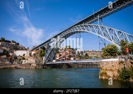 Die Dom Luis Brücke, die den Douro Fluss in der historischen Stadt Porto im Norden Portugals überquert. Stockfoto