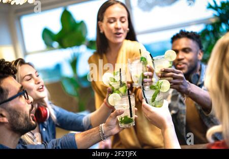 Beste Freunde trinken Mojito in Mode Cocktail Bar Restaurant - Freundschaftskonzept mit jungen Leuten, die Spaß beim Toasten von Getränken getrunken haben Zur Happy Hour Stockfoto