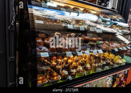 Neapel, Italien - 9. September 2019: Ausstellung mit Rum baba oder baba au rhum in einem Süßwarenladen in der Altstadt von Neapel, Italien Stockfoto