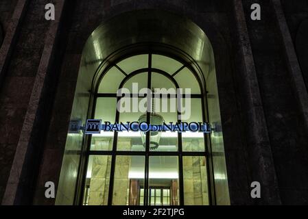 Neapel, Italien - 9. September 2019: Eingang des Hauptquartiers der Banco di Napoli bei Nacht in der Via Toledo, Neapel, Italien Stockfoto