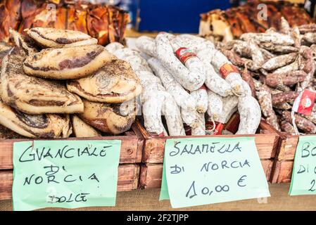 Neapel, Italien - 9. September 2019: Ausstellung eines Wurstwarenladens auf einem Lebensmittelmarkt in der Via Toledo, Neapel, Italien Stockfoto