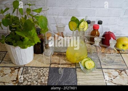 Gurkenlabor Cocktail in der Flasche. Leckere Cocktails im Labor hergestellt und serviert Stockfoto