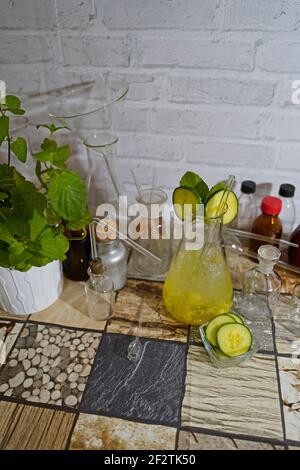 Gurkenlabor Cocktail in der Flasche. Leckere Cocktails im Labor hergestellt und serviert Stockfoto