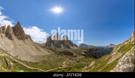 Panoramablick auf die Tre Cime di Lavaredo in der Mittagssonne mit Wanderwegen. Italienische Dolomiten. Südtirol, Italien Stockfoto