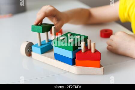 Pädagogische Logik Spielzeug für Kinder. Montessori Spiele für die Entwicklung von Kindern. Holzspielzeug für Kinder. Stockfoto