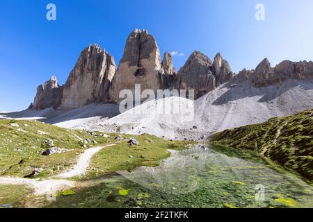 Atemberaubende Aussicht auf einen Bergsee in der Nähe der berühmten Tre Cime di Lavaredo. Südtirol, Italien Stockfoto